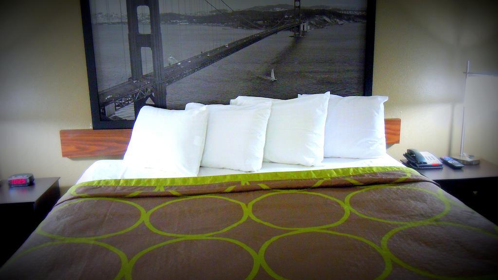 Super 8 By Wyndham Salinas Motel Szoba fotó